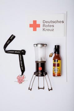 Deutsches Rotes Kreuz Flagge, extrem scharfe Sauce, Camping Lampe, Harzer Keiler Run 2013 Medaille