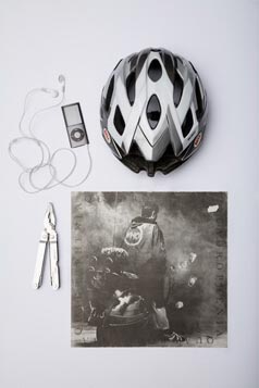 Fahrradhelm mit iPod und Leatherman