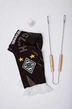 Fußball Fan mit Grillzange und Schnuller